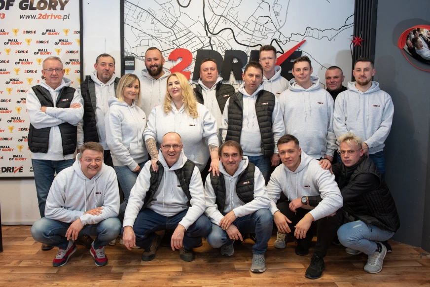 Zespół instruktorów szkoły nauki jazdy 2Drive – profesjonalna kadra wspierająca kursantów