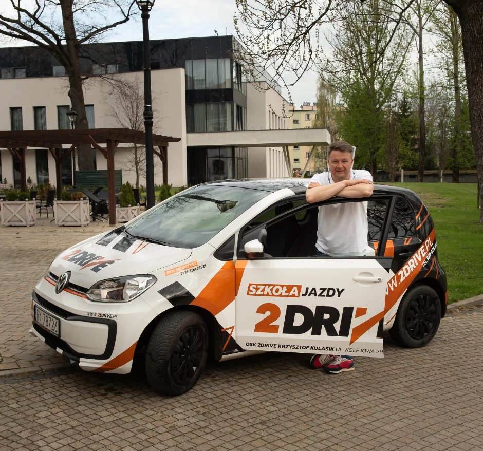 Jazdy dodatkowe w Krośnie – instruktor oparty o auto szkoleniowe 2drive na placu manewrowym