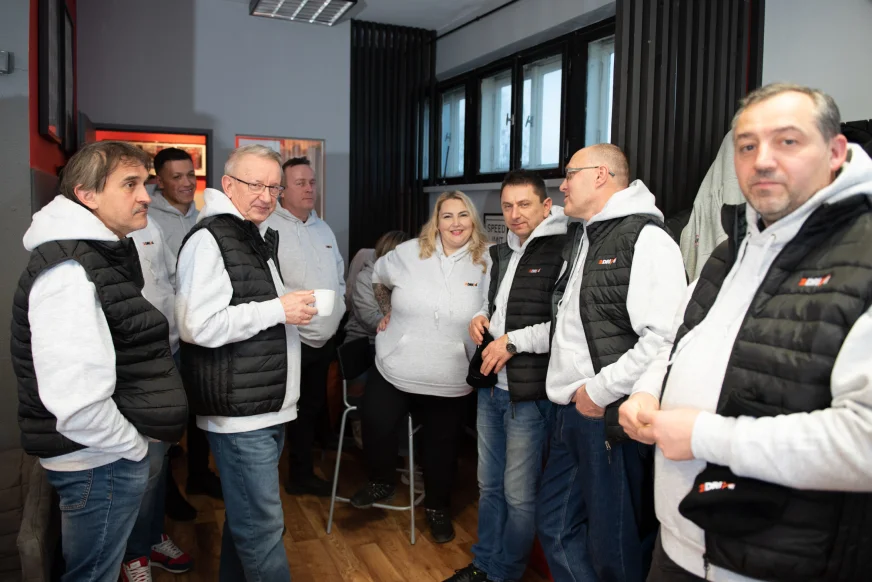 Zespół instruktorów szkoły jazdy 2drive w Krośnie podczas spotkania – kontakt z OSK 2drive