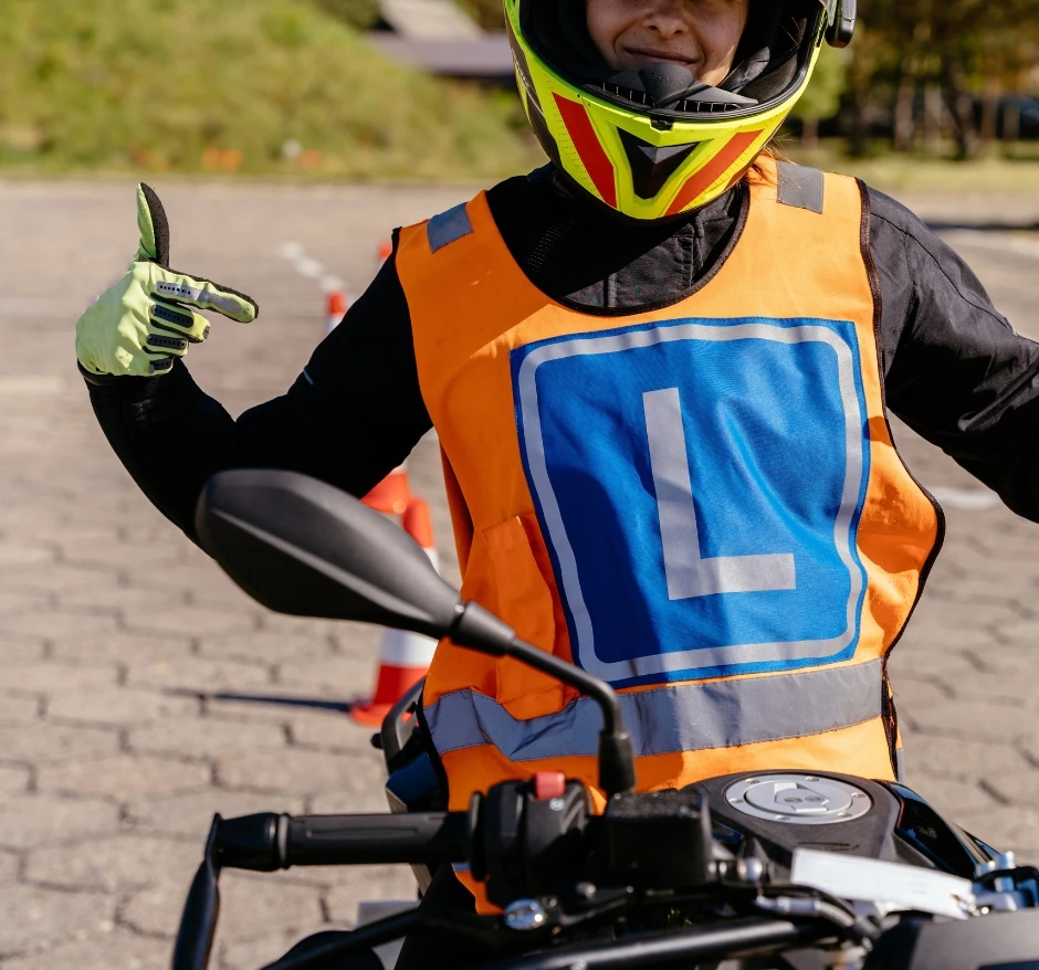 Kursy motocyklowe w Krośnie – kursant w kamizelce z literą L na placu manewrowym