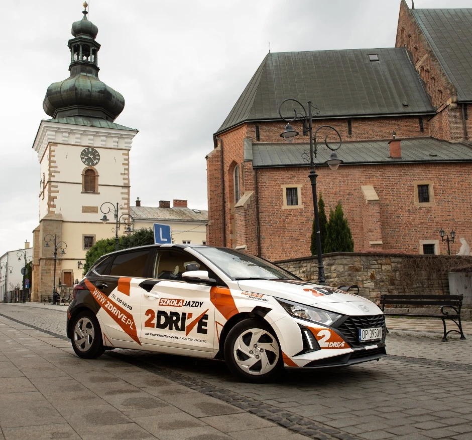 Samochód szkoły nauki jazdy Krosno - 2Drive zaparkowany na rynku w Krośnie.